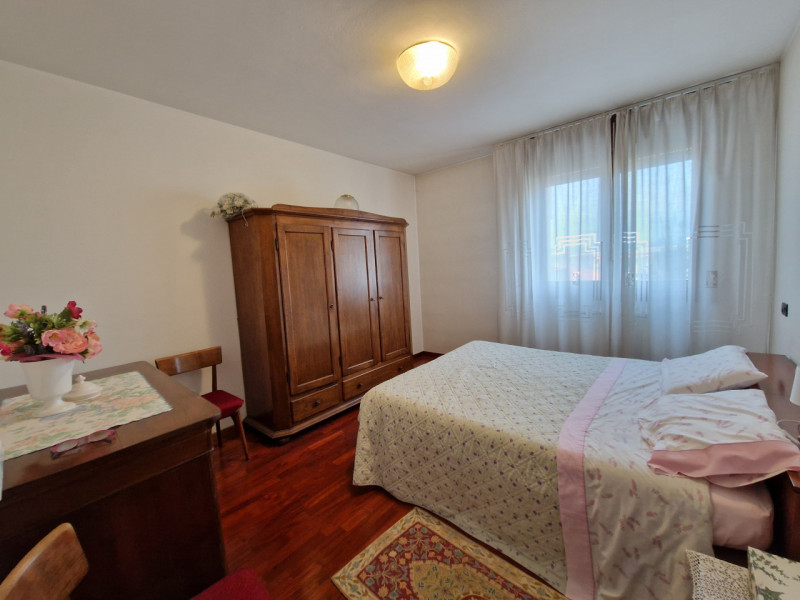 Proponiamo in vendita un ampio appartamento trilocale di circa 100 mq situato nel cuore del quart...