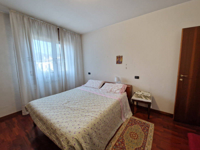 Proponiamo in vendita un ampio appartamento trilocale di circa 100 mq situato nel cuore del quart...