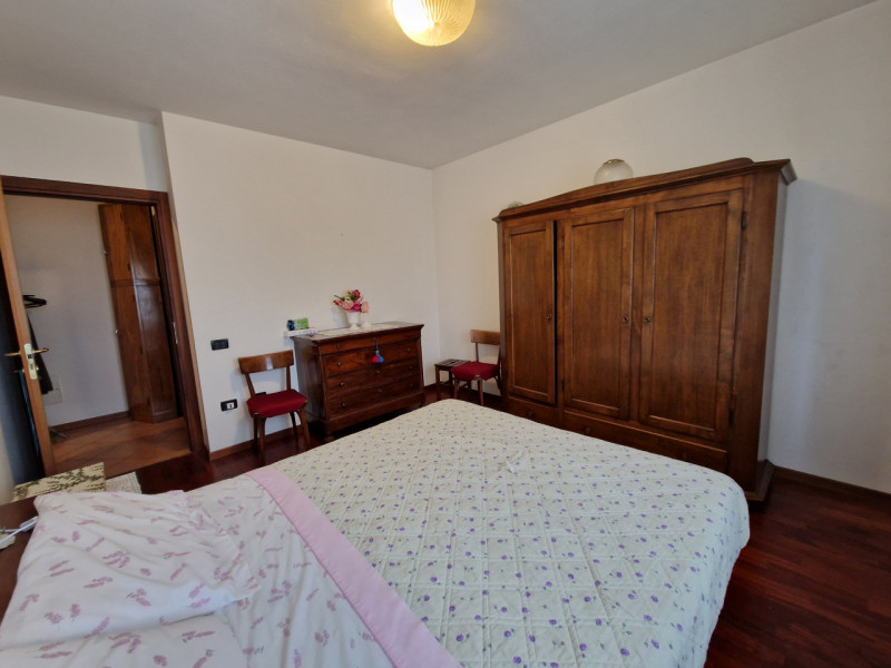 Proponiamo in vendita un ampio appartamento trilocale di circa 100 mq situato nel cuore del quart...