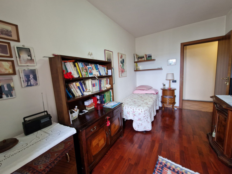 Proponiamo in vendita un ampio appartamento trilocale di circa 100 mq situato nel cuore del quart...