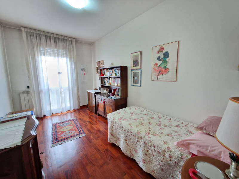 Proponiamo in vendita un ampio appartamento trilocale di circa 100 mq situato nel cuore del quart...