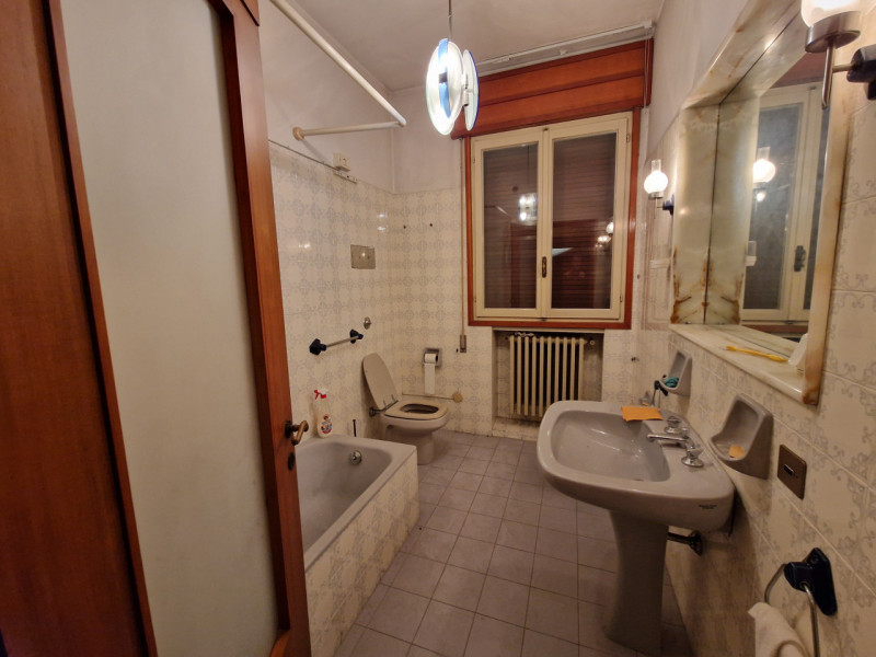 Casa singola su tre livelli di ampia metratura. Si tratta di una casa singola edificata negli ann...