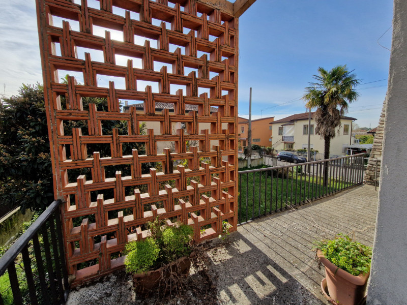 Casa singola su tre livelli di ampia metratura. Si tratta di una casa singola edificata negli ann...