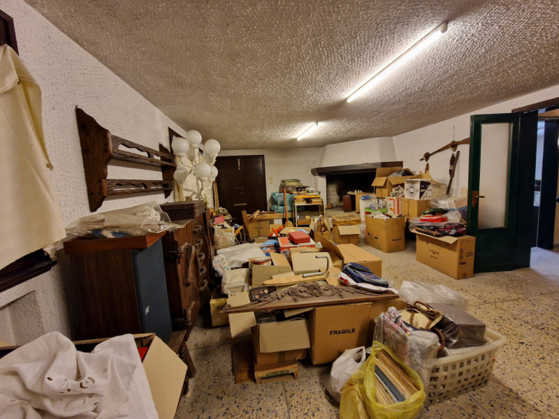 Casa singola su tre livelli di ampia metratura. Si tratta di una casa singola edificata negli ann...