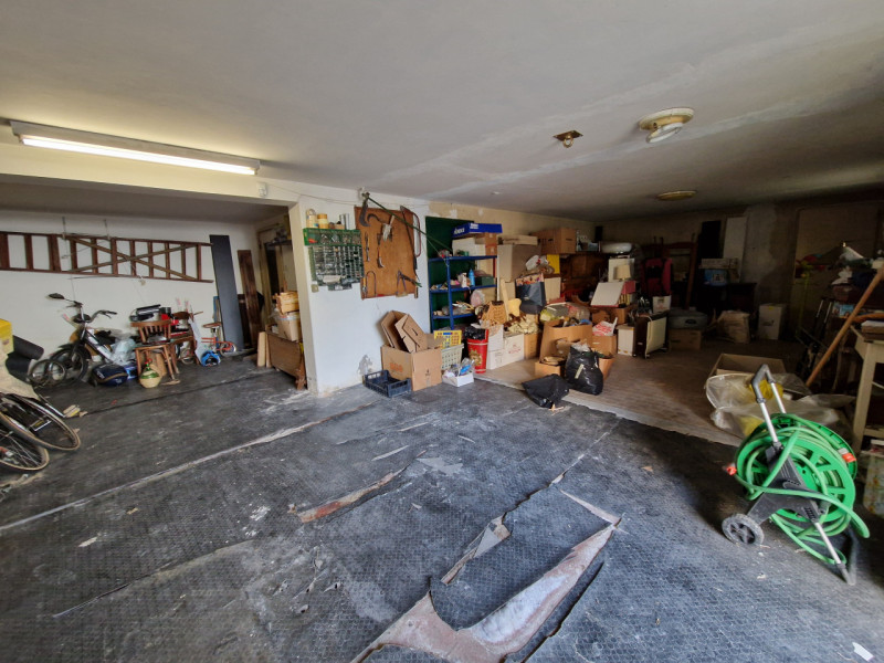 Casa singola su tre livelli di ampia metratura. Si tratta di una casa singola edificata negli ann...