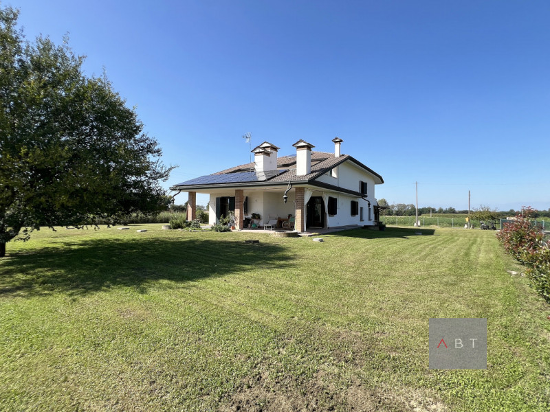 Situata nella frazione di Paviola, casa singola ultimata nel 2023 con finiture di pregio e compos...