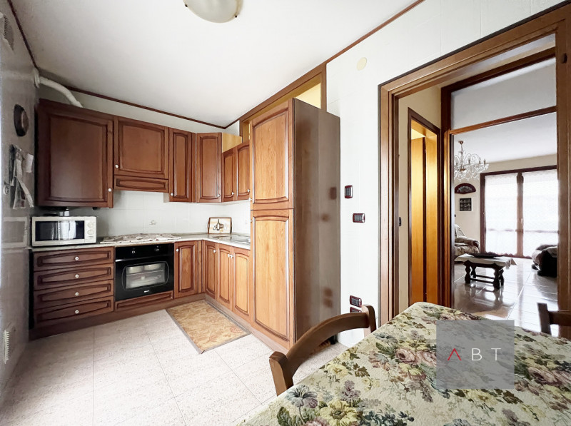 Porzione di casa a schiera centrale composta di: ingresso, soggiorno, cucina, due bagni, due came...