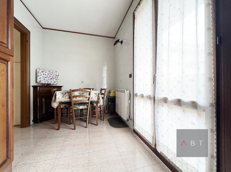 Porzione di casa a schiera centrale composta di: ingresso, soggiorno, cucina, due bagni, due came...