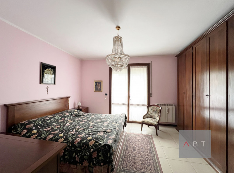 Porzione di casa a schiera centrale composta di: ingresso, soggiorno, cucina, due bagni, due came...