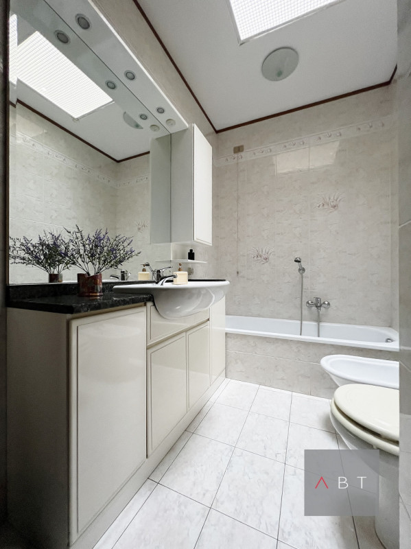 Porzione di casa a schiera centrale composta di: ingresso, soggiorno, cucina, due bagni, due came...