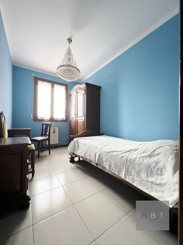 Porzione di casa a schiera centrale composta di: ingresso, soggiorno, cucina, due bagni, due came...