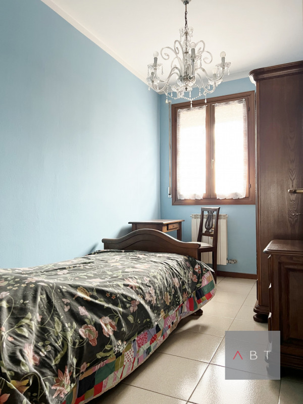 Porzione di casa a schiera centrale composta di: ingresso, soggiorno, cucina, due bagni, due came...