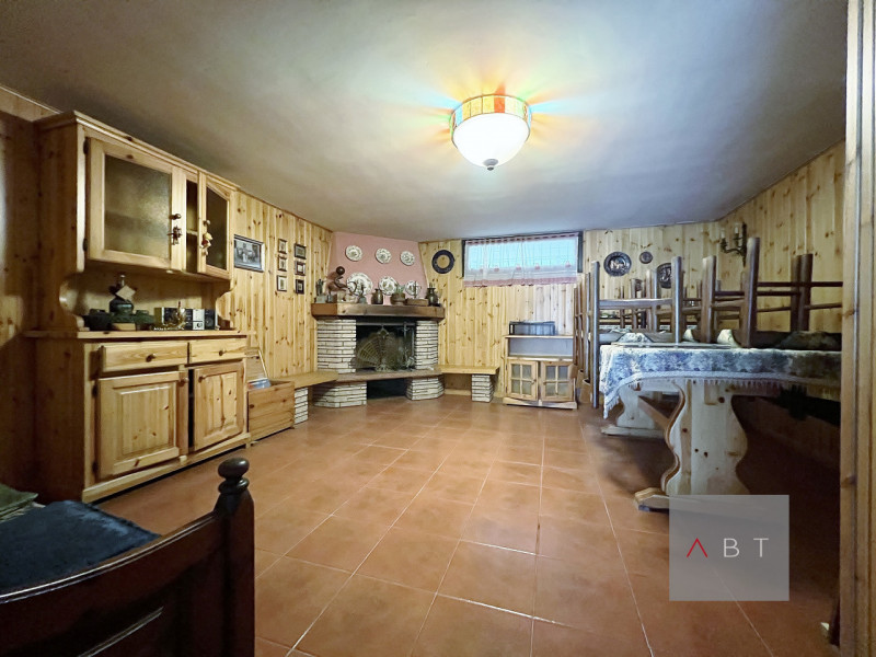 Porzione di casa a schiera centrale composta di: ingresso, soggiorno, cucina, due bagni, due came...