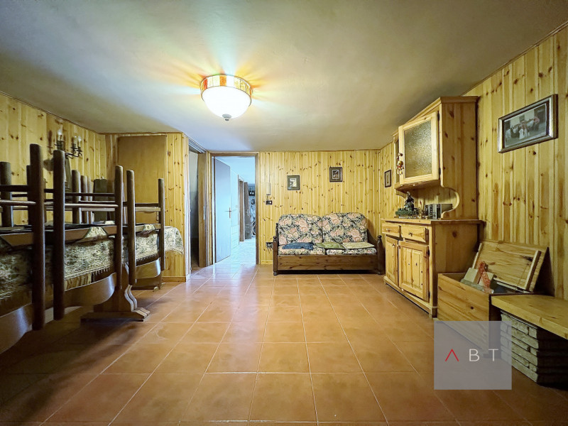 Porzione di casa a schiera centrale composta di: ingresso, soggiorno, cucina, due bagni, due came...