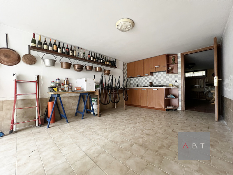 Porzione di casa a schiera centrale composta di: ingresso, soggiorno, cucina, due bagni, due came...