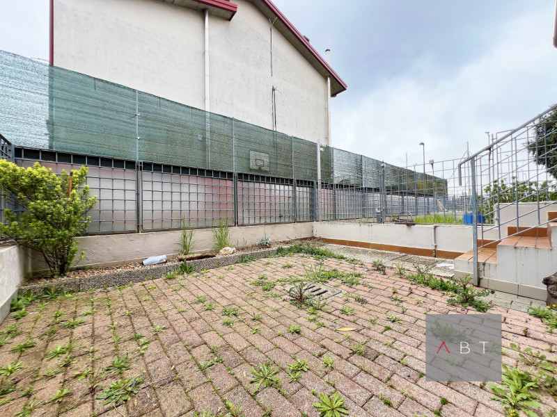 Porzione di casa a schiera centrale composta di: ingresso, soggiorno, cucina, due bagni, due came...