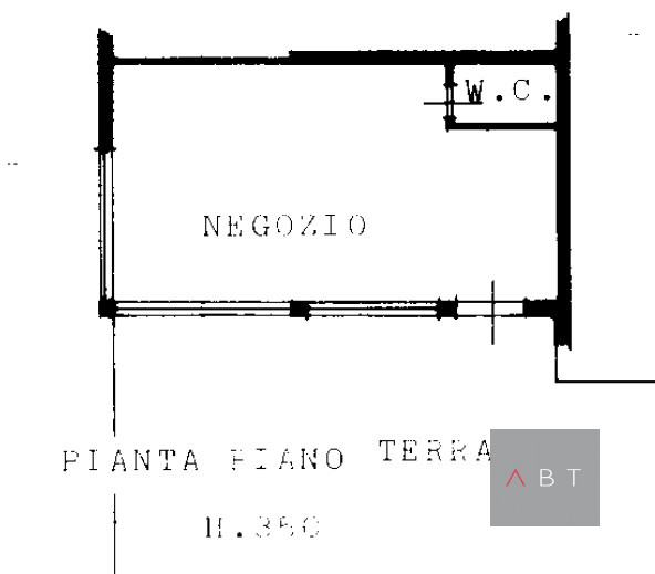 Situato in centro paese, negozio al piano terra con bagno. L'immobile dispone d'impianto aria con...