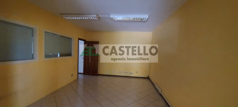 Cadoneghe negozio con magazzino di ~120mq totali, ideale come ufficio, diviso in 4 stanze, dotato...