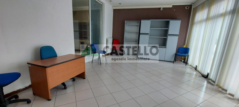 Cadoneghe negozio con magazzino di ~120mq totali, ideale come ufficio, diviso in 4 stanze, dotato...