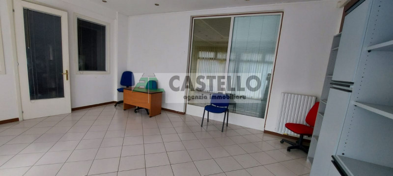 Cadoneghe negozio con magazzino di ~120mq totali, ideale come ufficio, diviso in 4 stanze, dotato...