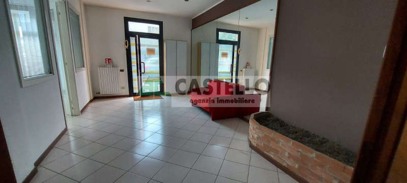 Cadoneghe negozio con magazzino di ~120mq totali, ideale come ufficio, diviso in 4 stanze, dotato...