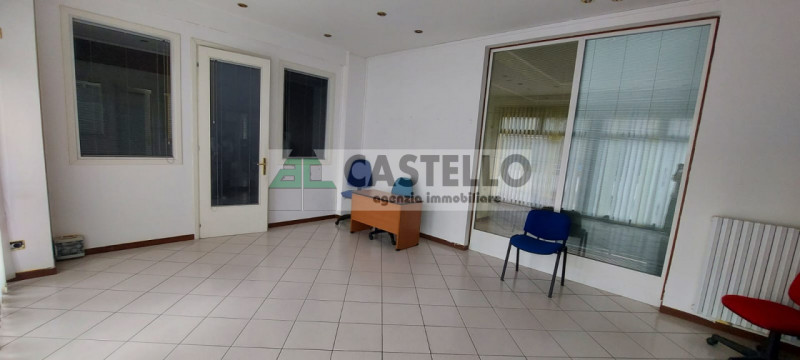 Cadoneghe negozio con magazzino di ~120mq totali, ideale come ufficio, diviso in 4 stanze, dotato...