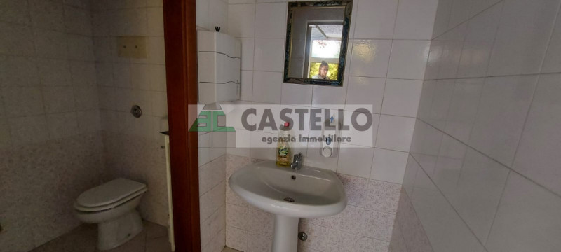 Cadoneghe negozio con magazzino di ~120mq totali, ideale come ufficio, diviso in 4 stanze, dotato...