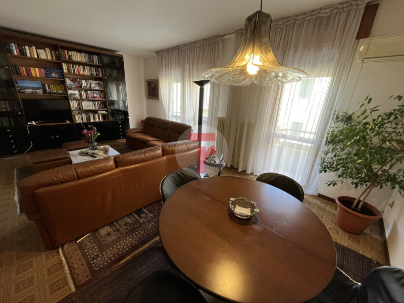 Nel quartiere Arcella, in zona Sant’Antonino, porzione di bifamiliare al primo piano con ingresso...
