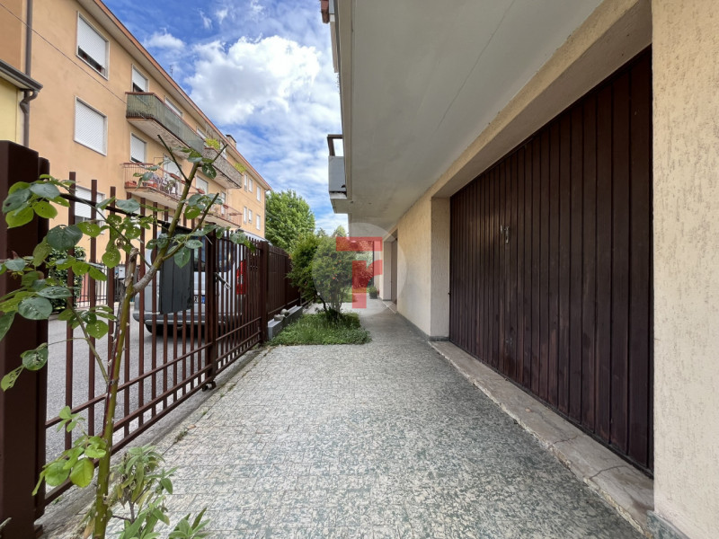 Nel quartiere Arcella, in zona Sant’Antonino, porzione di bifamiliare al primo piano con ingresso...