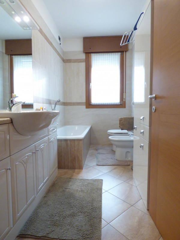 SARMEOLA- Situato in quartiere residenziale ed in signorile contesto, recentissimo ed elegante BI...