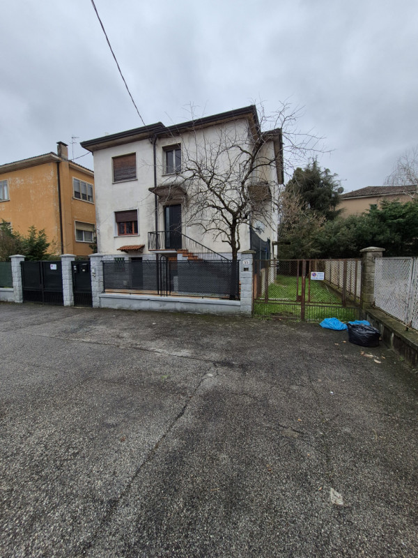 Bifamiliare completamente da ristrutturare al suo interno. All'esterno sono stati completamente r...