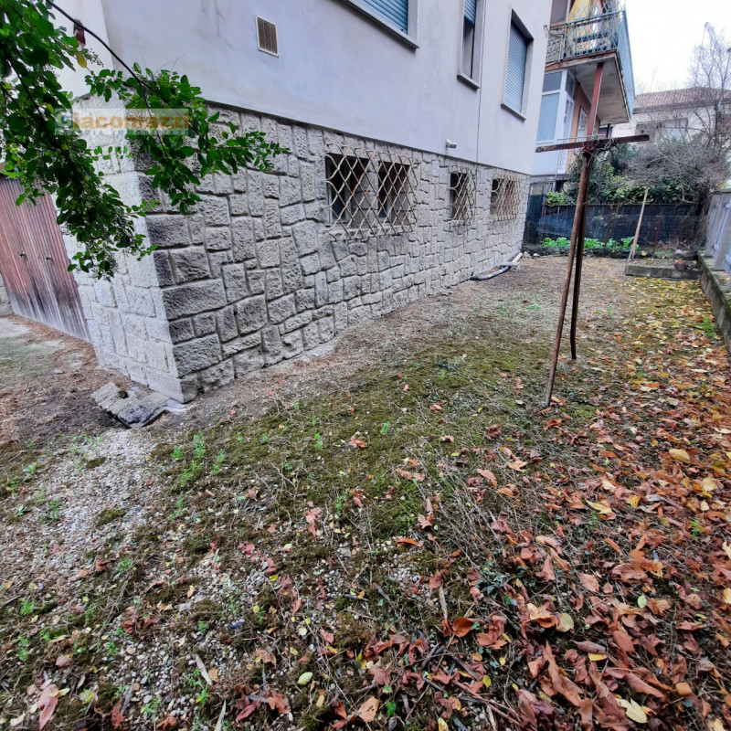 Bifamiliare completamente da ristrutturare al suo interno. All'esterno sono stati completamente r...