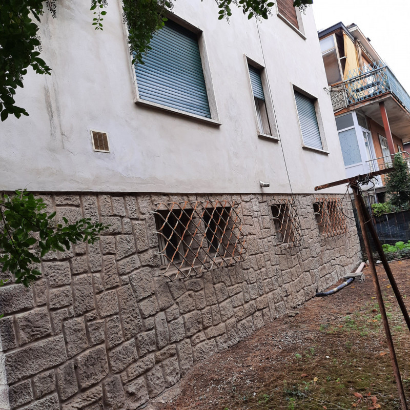 Bifamiliare completamente da ristrutturare al suo interno. All'esterno sono stati completamente r...