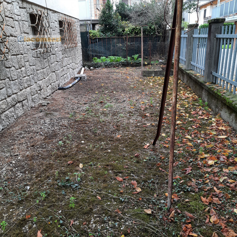 Bifamiliare completamente da ristrutturare al suo interno. All'esterno sono stati completamente r...