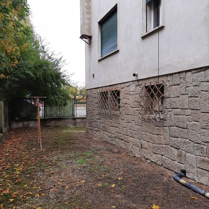 Bifamiliare completamente da ristrutturare al suo interno. All'esterno sono stati completamente r...