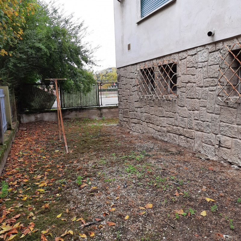 Bifamiliare completamente da ristrutturare al suo interno. All'esterno sono stati completamente r...