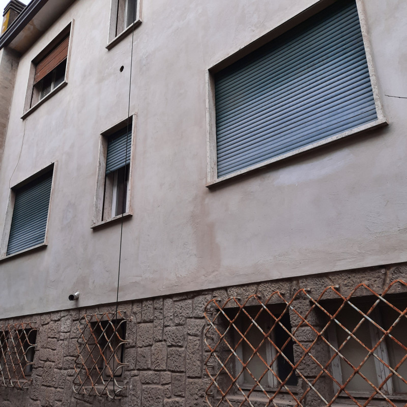 Bifamiliare completamente da ristrutturare al suo interno. All'esterno sono stati completamente r...