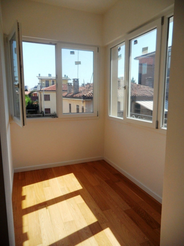 ARIOSO TRICAMERE - ULTIMO PIANO DI BIFAMILIARE – AFFITTASI A VICENZA ZONA VIA LEGIONE ANTONINI - ...