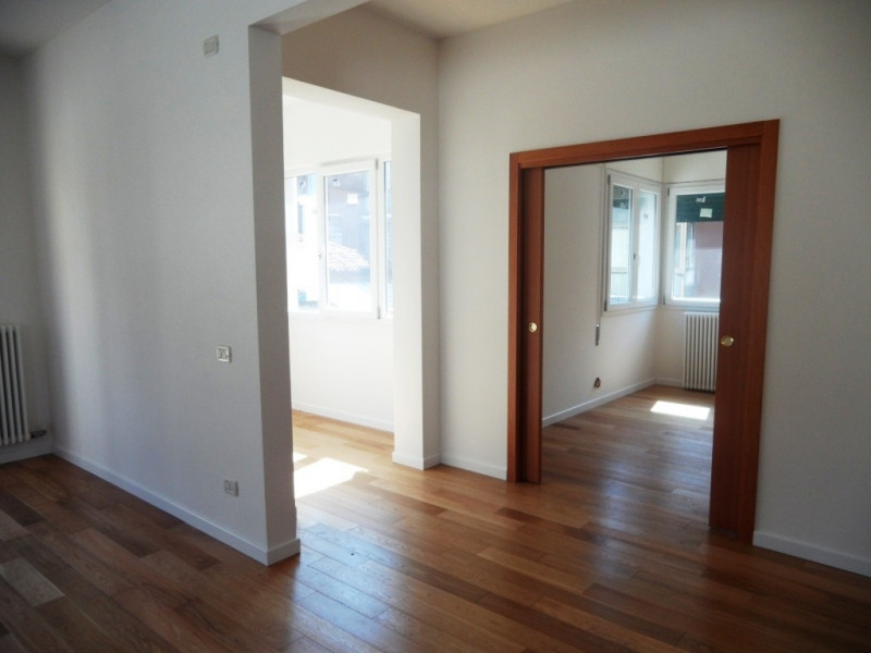 ARIOSO TRICAMERE - ULTIMO PIANO DI BIFAMILIARE – AFFITTASI A VICENZA ZONA VIA LEGIONE ANTONINI - ...