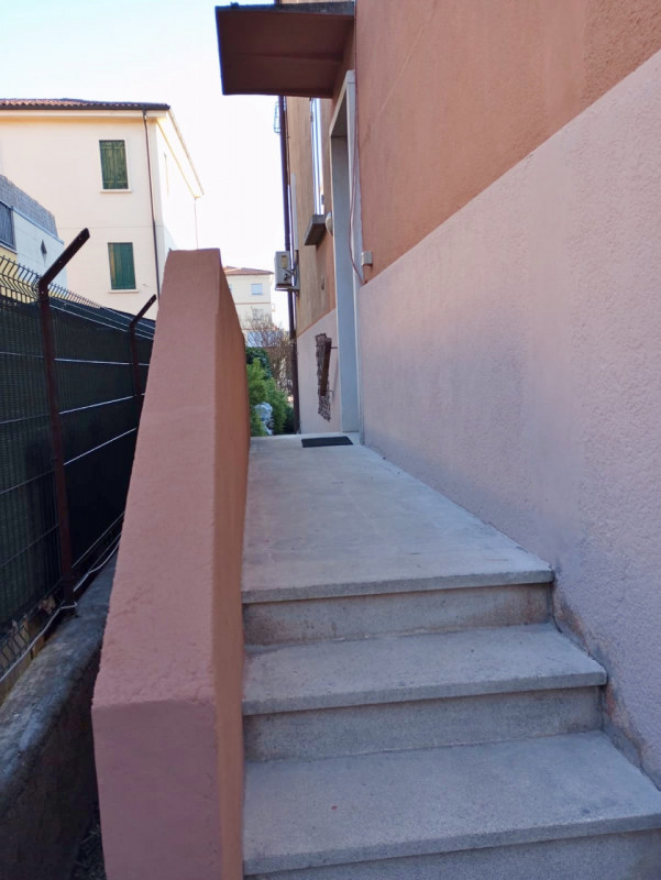 ARIOSO TRICAMERE - ULTIMO PIANO DI BIFAMILIARE – AFFITTASI A VICENZA ZONA VIA LEGIONE ANTONINI - ...