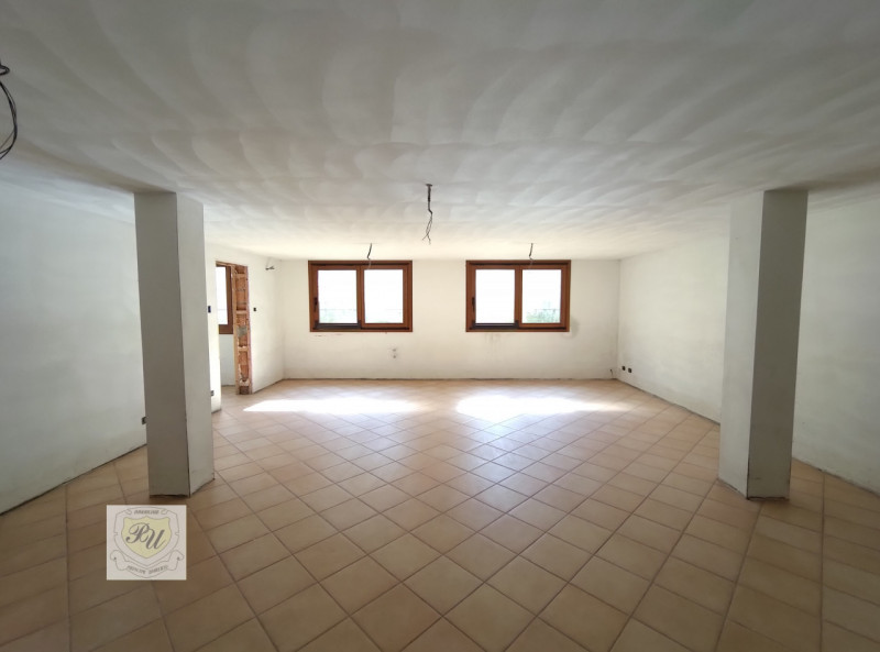 Vendesi nuova porzione di bifamiliare dalle generosissime metrature, situata in quartiere prettam...