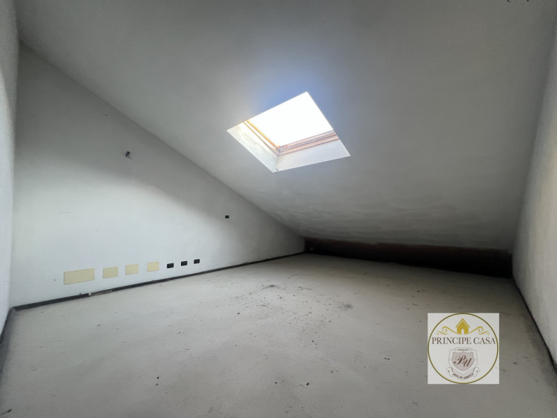 Vendesi nuova porzione di bifamiliare dalle generosissime metrature, situata in quartiere prettam...