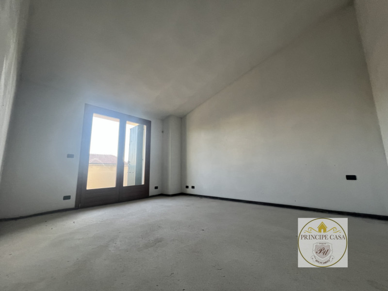 Vendesi nuova porzione di bifamiliare dalle generosissime metrature, situata in quartiere prettam...