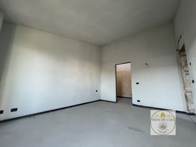 Vendesi nuova porzione di bifamiliare dalle generosissime metrature, situata in quartiere prettam...