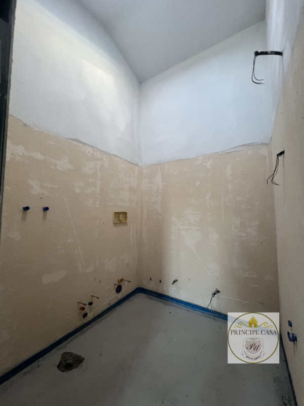 Vendesi nuova porzione di bifamiliare dalle generosissime metrature, situata in quartiere prettam...