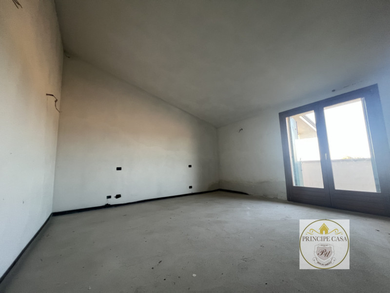 Vendesi nuova porzione di bifamiliare dalle generosissime metrature, situata in quartiere prettam...