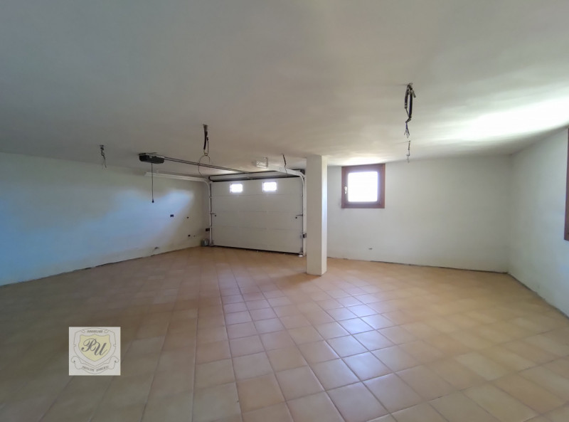 Vendesi nuova porzione di bifamiliare dalle generosissime metrature, situata in quartiere prettam...