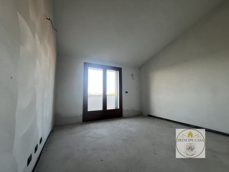 Vendesi nuova porzione di bifamiliare dalle generosissime metrature, situata in quartiere prettam...