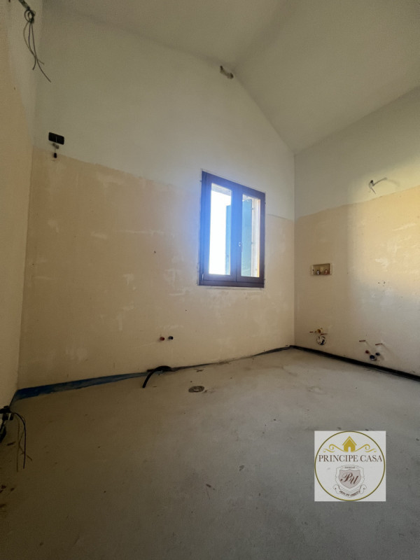 Vendesi nuova porzione di bifamiliare dalle generosissime metrature, situata in quartiere prettam...