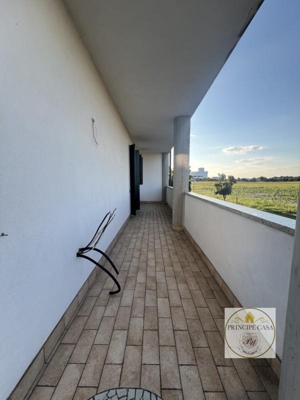 Vendesi nuova porzione di bifamiliare dalle generosissime metrature, situata in quartiere prettam...